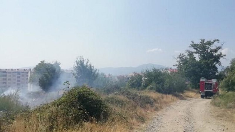 Пожар пак разтревожи Карлово, този път над Военното градче Пожар пак разтревожи Карлово, този път над Военното градче