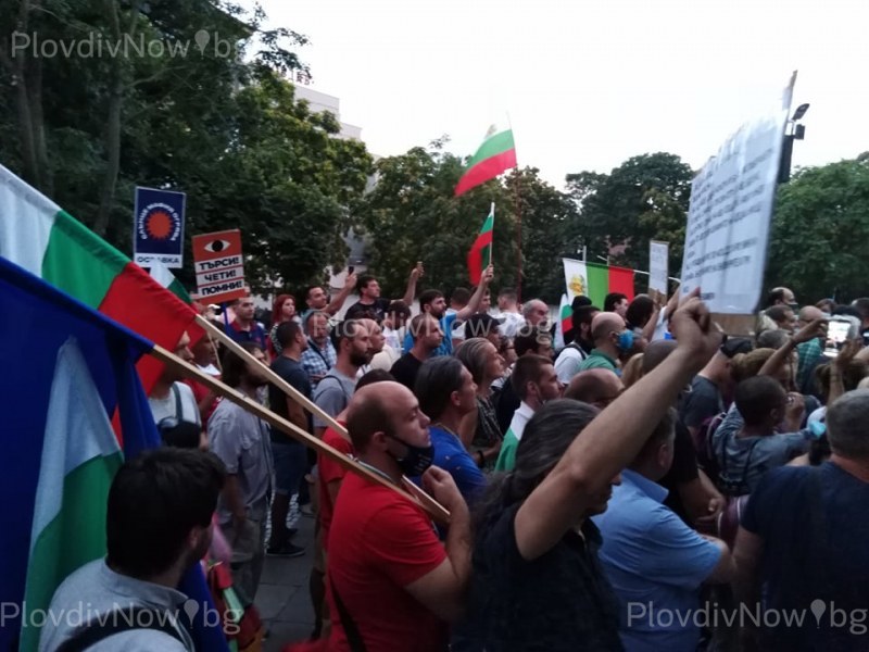 Протестиращите в Пловдив се разделят, някои отиват в София