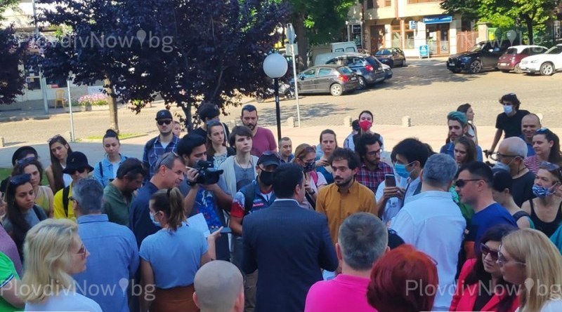 Жива верига чака общинските съветници преди гласуването за шеф на Онкото в Пловдив