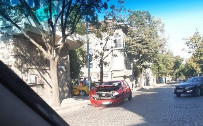 Катастрофа в центъра на Пловдив! Такси и друга кола се удариха