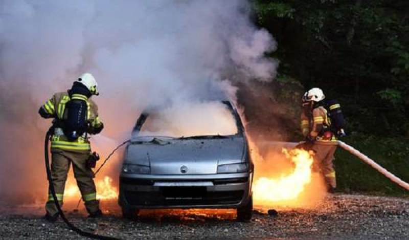 Непълнолетни подпалиха кола в Пловдив, хванаха ги