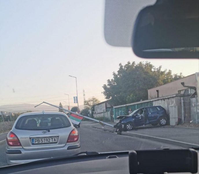 Шофьорка се заби в стълб в Пловдив, прилошало й