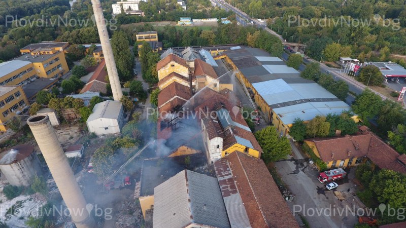 Овладяват пожара в Захарна фабрика, екипите още са на терен