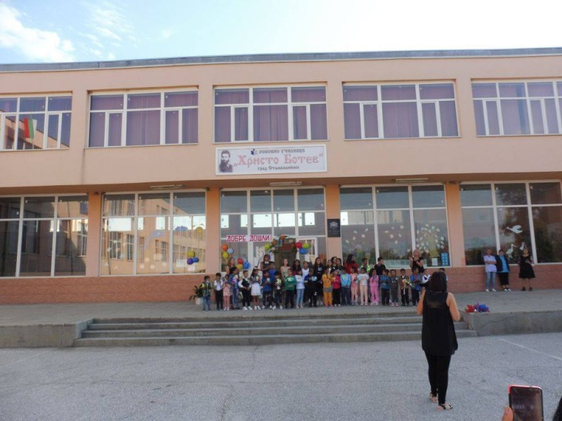 Първият звънец огласи училищата в Стамболийски, успешна година пожела кметът
