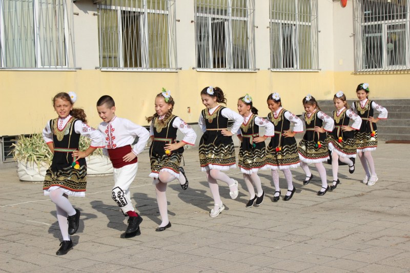 С танци, усмивки и настроение отвори врати училище в Смирненски
