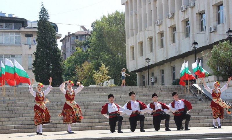 “Фолклорна магия“ за деня на Независимостта в Асеновград