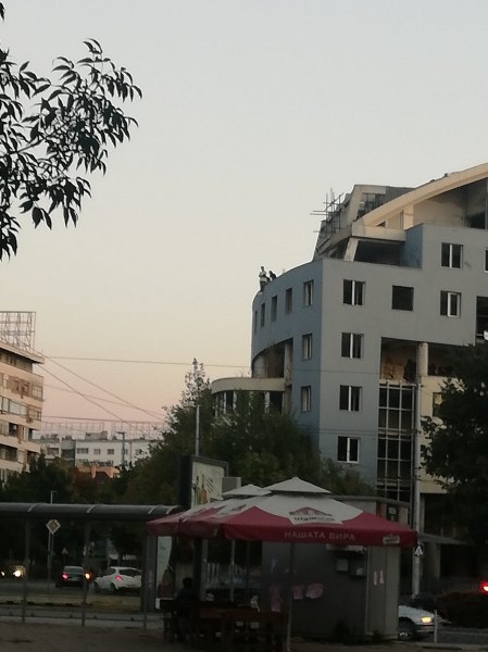 Опасни тийнейджърски селфита от покрива на недостроена сграда в Пловдив