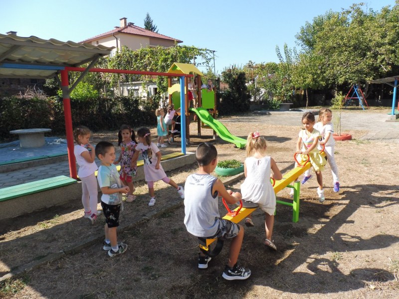 В детски градини в Стамболийски:  Малчугани се радват на нови катерушки и отглеждат подправки