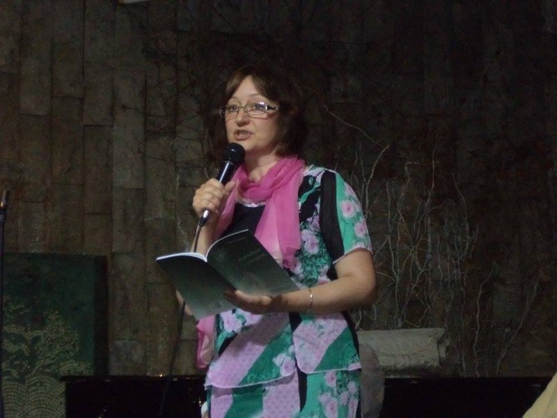 Пловдивската поетеса Елена Диварова кани на представяне на последната си книга