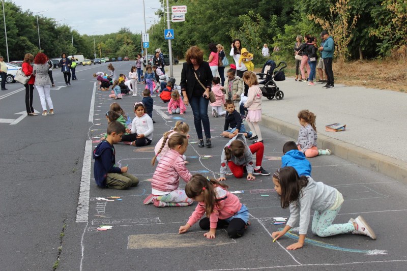Забавна седмица в Смирненски - рисунки по асфалта, йога, игри и музика