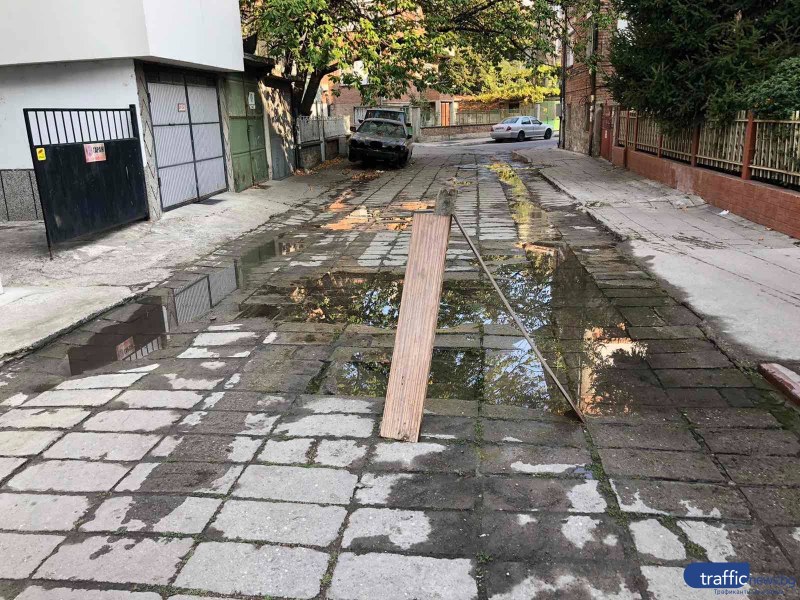 Огромна дупка на пловдивска улица, питейна вода се разхищава вече 15 дни