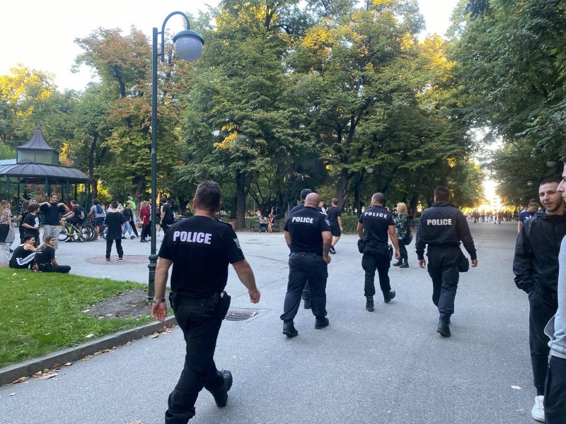 Прокуратурата проверява случая с непълнолетните ултраси, замеряли хомосексуалисти с яйца в Пловдив