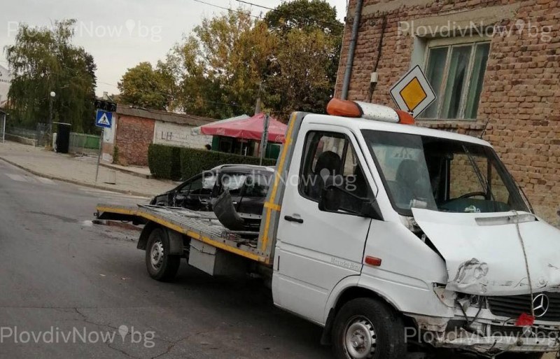 Катастрофа в Прослав - кола и репатриращ автомобил се удариха, шофьорите липсват