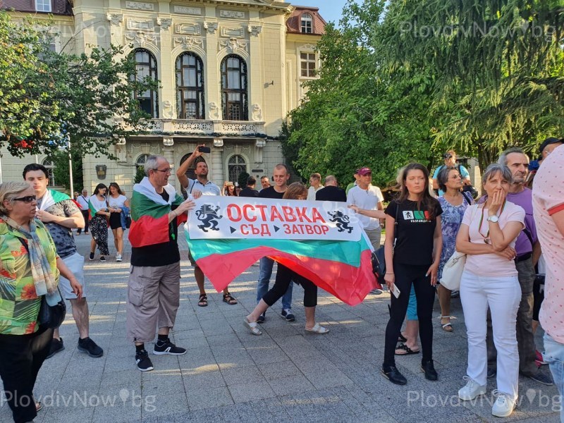 Протестът тази вечер в Пловдив - крайно малоброен и без шествие