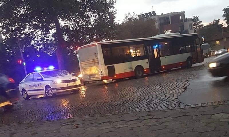 Автобус блъсна пешеходка в Карлово, жената е в болница