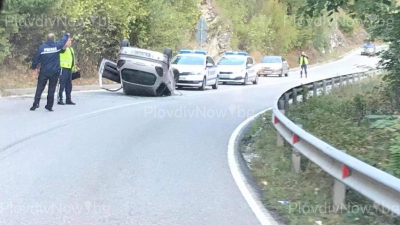 Катастрофа вдигна под тревога полицията в Асеновград, кола се обърна на пътя за Смолян