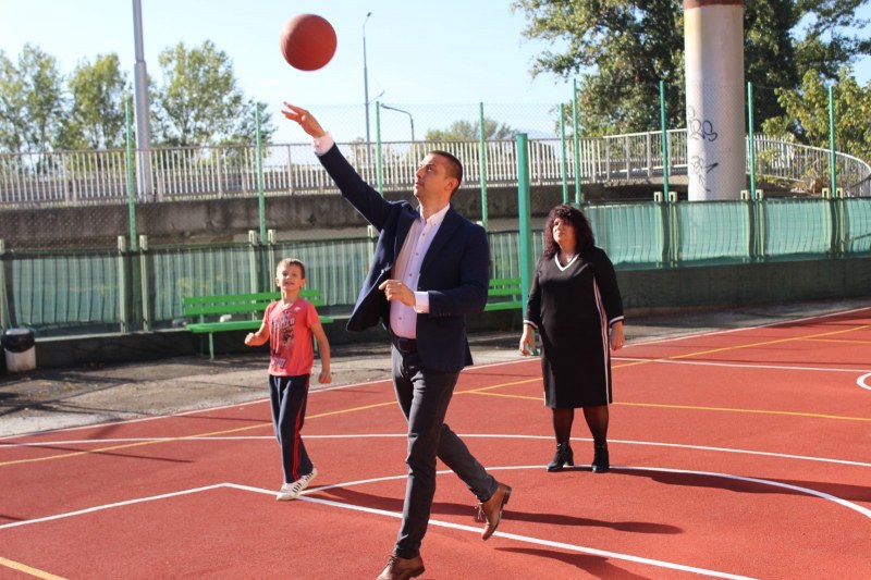Чисто нова спортна площадка радва ученици в Пловдив
