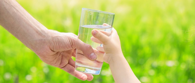 Приемът на чиста вода е важен за здравето, настроението и концентрацията при децата