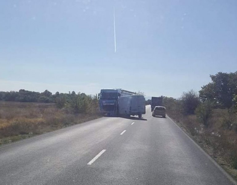 Челна катастрофа на пътя Пловдив-Карлово, удариха се бус и камион