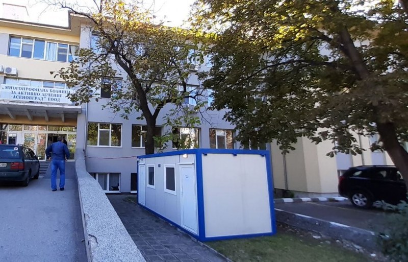 Кметът на Асеновград изпробва новата лаборатория в града, направи си PCR тест
