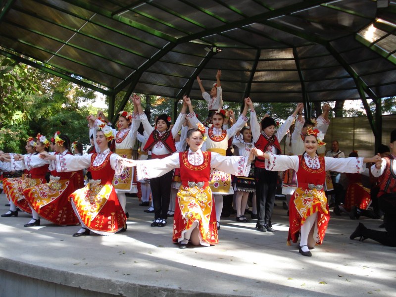 Фолклорни песни и танци, клоун и жонгльор зарадваха децата в парк „Рибница“