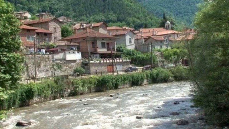 Кулинарна изложба на голям християнски празник в китно село край Асеновград