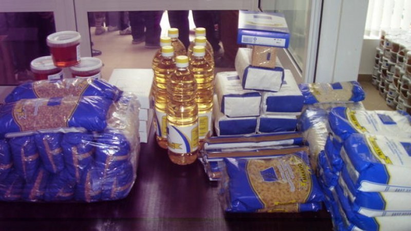 БЧК раздава хранителни пакети в Калояново