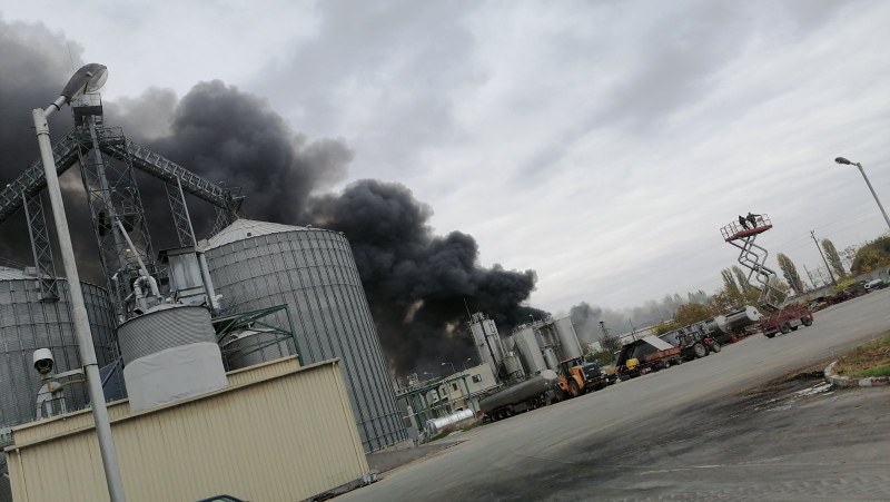 Пожарът в Катуница пламнал в цех за череши, над 100 души са евакуирани