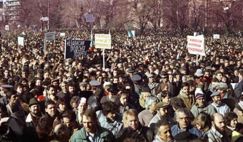 18 ноември 1989: Провежда се първият многохиляден митинг в България