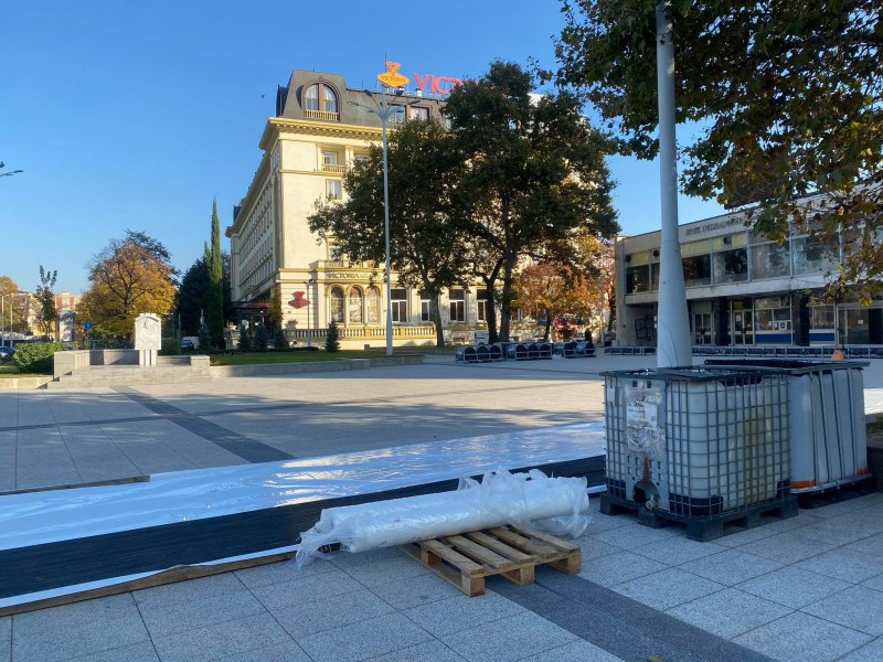 Рекордно голяма ледена пързалка тази зима в Пловдив, вече я монтират