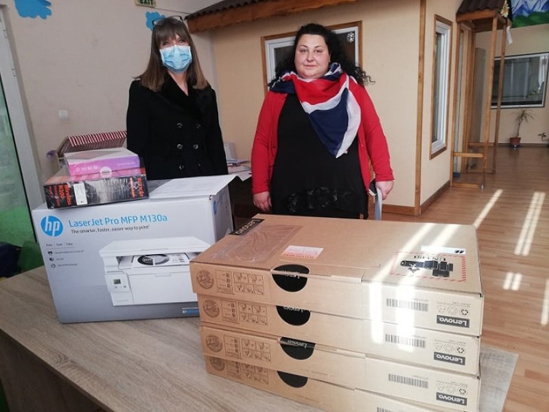 Лаптопи и други устройства пристигнаха при деца с увреждания в Карлово