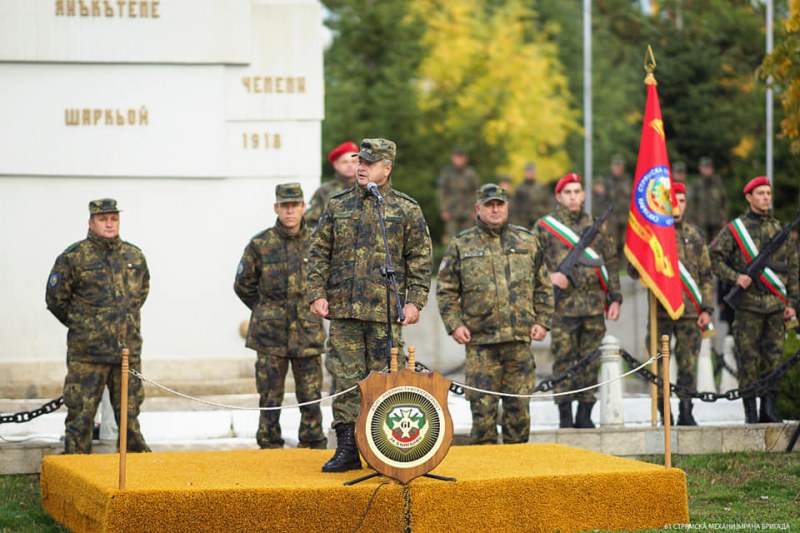 С приветствия и награди Карловската бригада отбеляза празника на Сухопътните войски