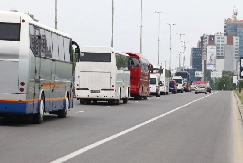 Таксита и автобусни превозвачи протестират днес