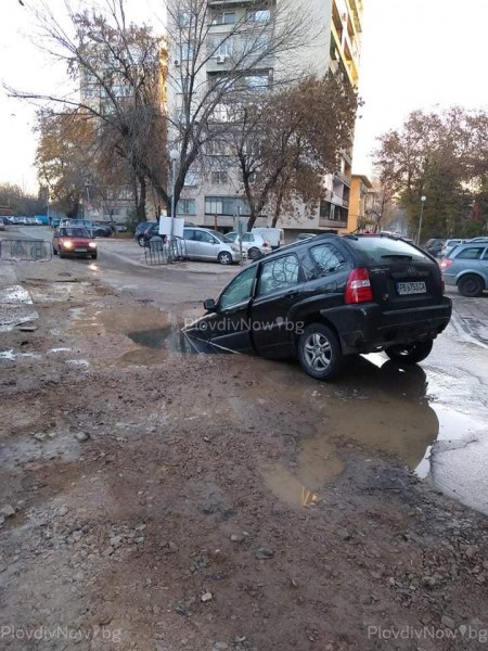 Автомобил пропадна в огромна дупка в Пловдив, причината - голяма ВиК авария