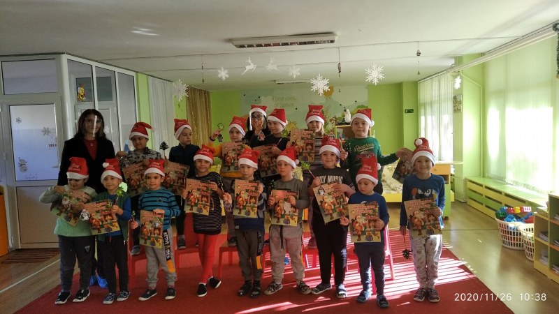 Деца се забавляваха на коледна работилничка в Карлово