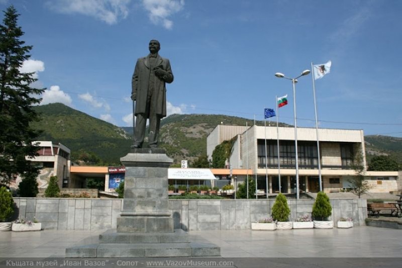 Кметът на Сопот предложи освобождаване от наеми до края на годината