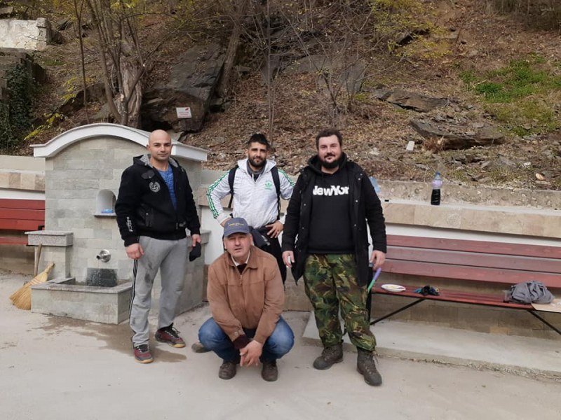 Млади мъже вложиха труд и време да почистят Стара река край Карлово