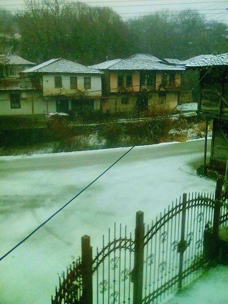 Първи сняг зарадва брезовското село Свежен