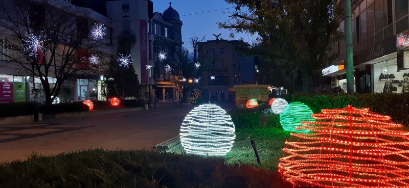 Грейна коледната украса в Асеновград, деца се радваха на дядо Коледа