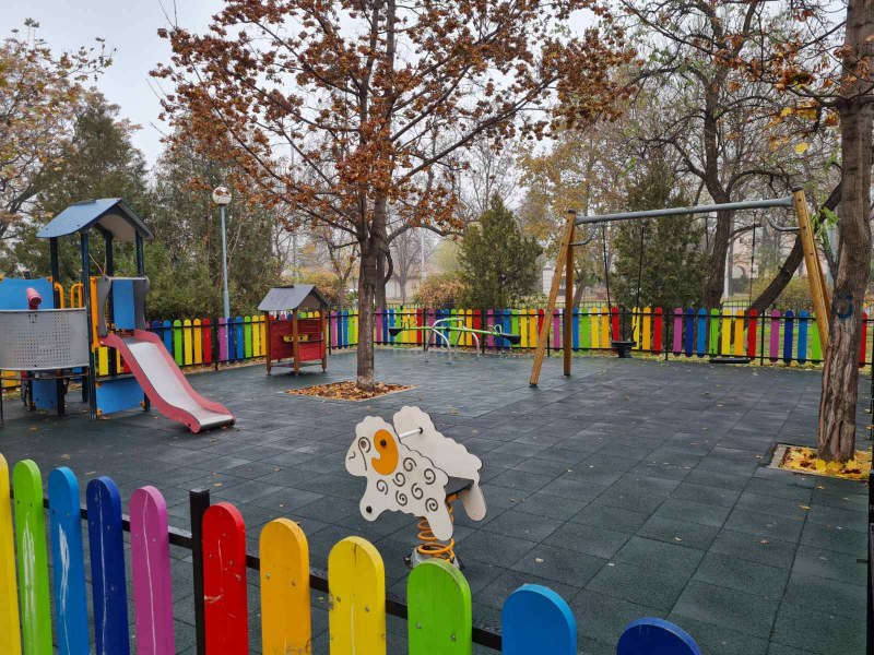 Разширена и облагородена е детска площадка в “Източен“