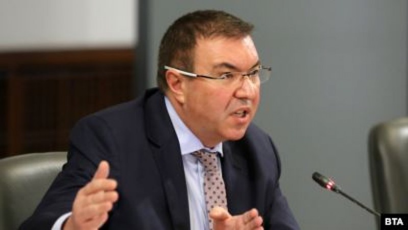 Здравният министър за ваксините, разхлабването на мерките и хаоса по магазините
