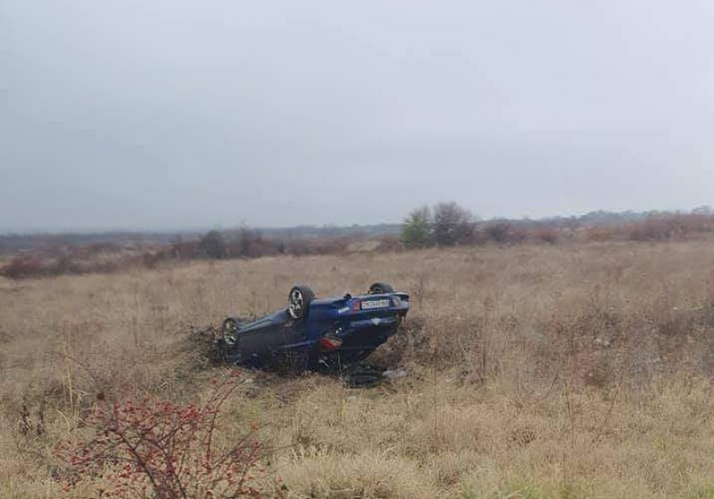 Момчета се обърнаха с кола насред полето в Пловдивско