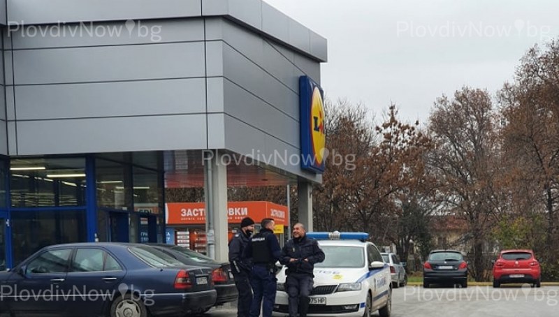 Полицаи ще дежурят пред магазини в Пловдив чак до януари