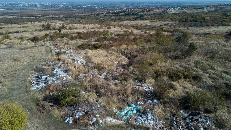 Стотици тонове отпадъци извозиха от нерегламентирано сметище край Марково