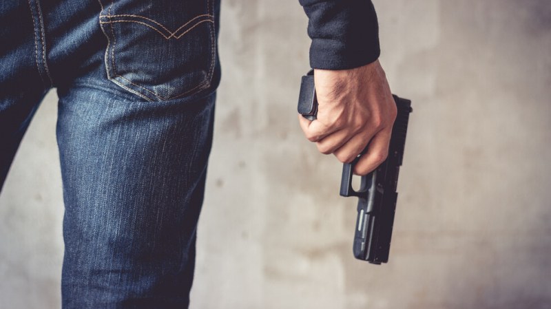 Пловдивчанин насочи пистолет към нападатели, съдът го оправда