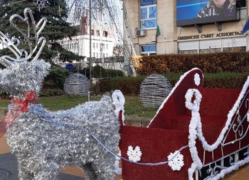 Вандали посегнаха на коледната украса в Асеновград