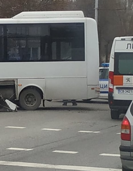 Катастрофа в Пловдив! Линейка и автобус се удариха