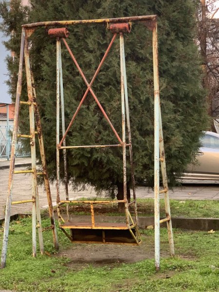 Махнаха опасна детска люлка по настояване на живеещи в “Централен“