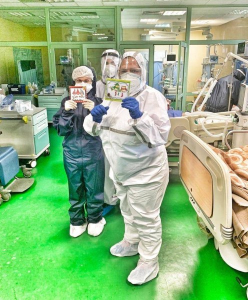 Ученици зарадваха с рисунки и послания лекарите от всички клиники на ВМА