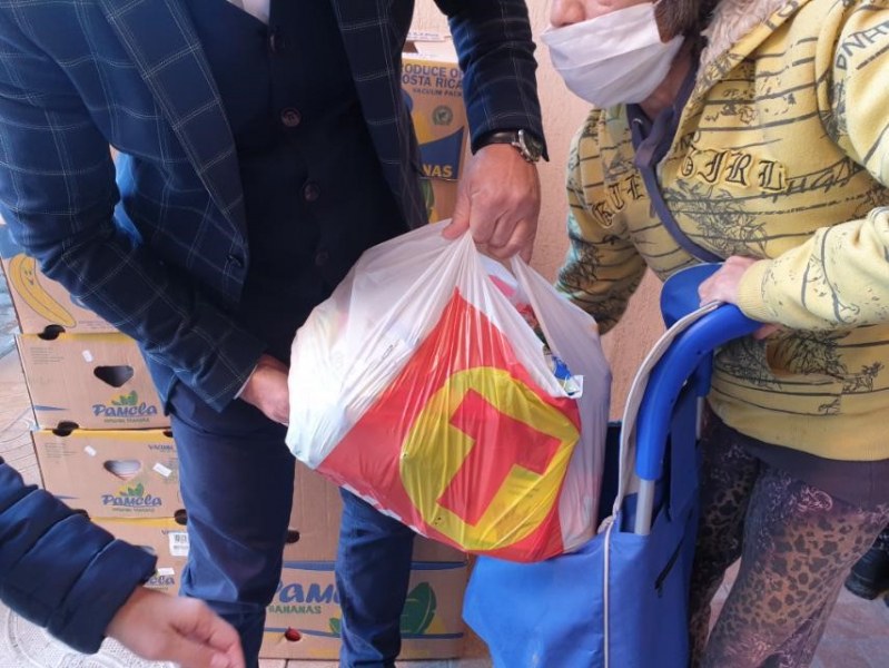 T MARKET дари пакети с храна на хора в нужда от Пловдив